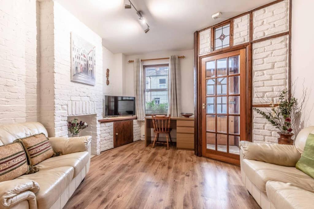 4 Bed 3 Baths In Central Windsor! Walk 2 All The Sights! Legoland 5 Min Drive Exterior photo