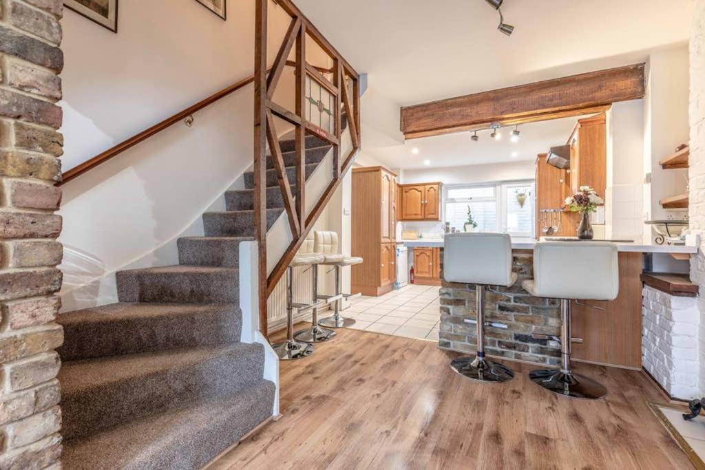 4 Bed 3 Baths In Central Windsor! Walk 2 All The Sights! Legoland 5 Min Drive Exterior photo